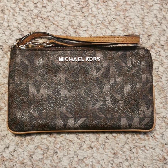 SOLD Michael kors wristlet - Picture 1 of 7